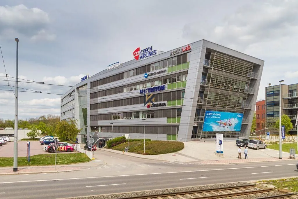 Pronájem kanceláře 2200 m²